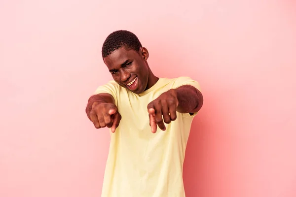 Mladý Africký Američan Izolovaný Růžovém Pozadí Ukazuje Přední Prsty — Stock fotografie