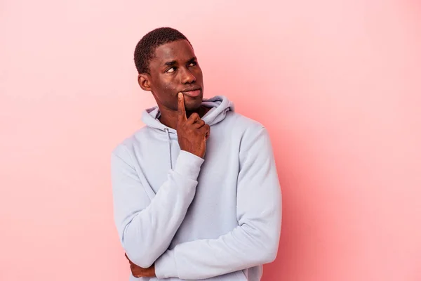 Young African American Man Isolated Pink Background Looking Sideways Doubtful — Stock Photo, Image