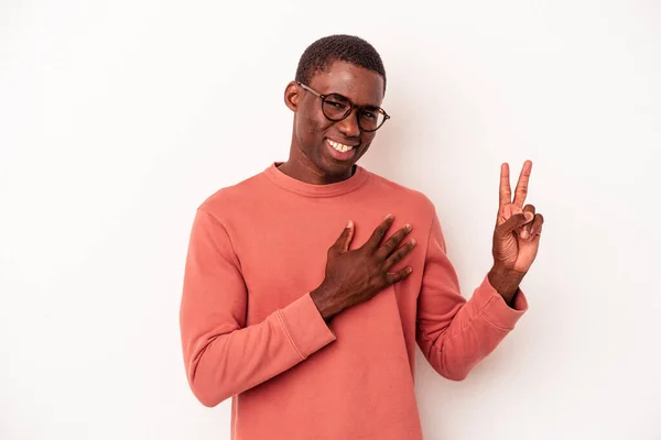 Joven Afroamericano Aislado Sobre Fondo Blanco Haciendo Juramento Poniendo Mano —  Fotos de Stock