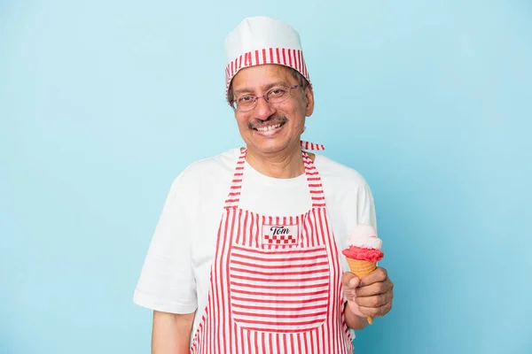 Старший Американец Мороженого Держит Мороженое Голубом Фоне Счастливым Улыбающимся Веселым — стоковое фото