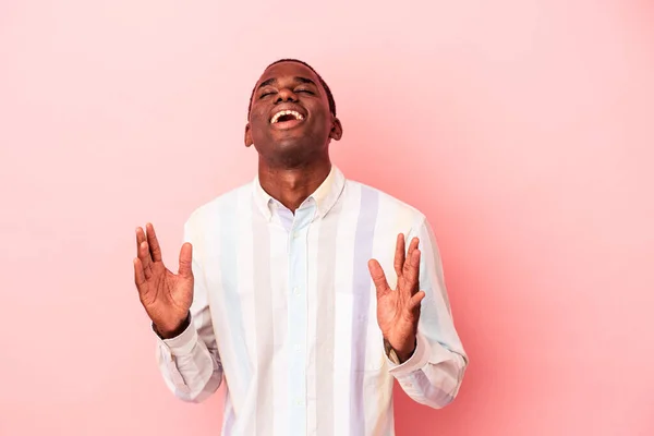 Mladý Africký Američan Izolovaný Růžovém Pozadí Hlasitě Směje Držet Ruku — Stock fotografie