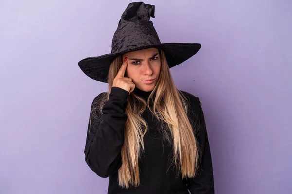 Joven Mujer Rusa Disfrazada Bruja Celebrando Halloween Aislada Sobre Fondo —  Fotos de Stock