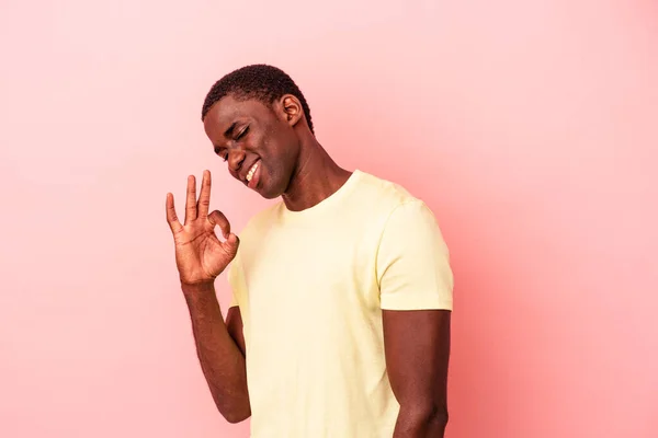 Giovane Uomo Afroamericano Isolato Sfondo Rosa Ammicca Occhio Tiene Gesto — Foto Stock