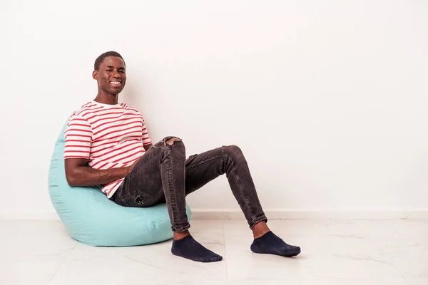 Joven Hombre Afroamericano Sentado Soplo Aislado Sobre Fondo Blanco Feliz —  Fotos de Stock
