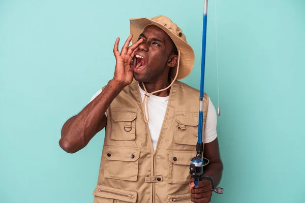 Jovem Pescador Afro Americano Segurando Haste Isolada Fundo Azul Gritando — Fotografia de Stock