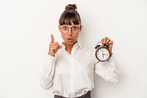 Joven Mujer Negocios Raza Mixta Sosteniendo Reloj Despertador Aislado Sobre —  Fotos de Stock