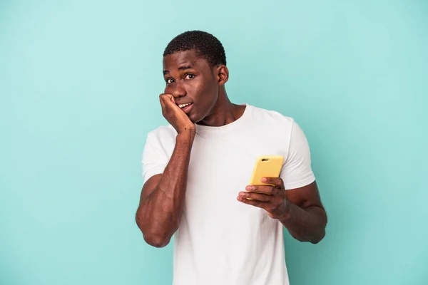 Jonge Afro Amerikaanse Man Met Een Mobiele Telefoon Geïsoleerd Blauwe — Stockfoto