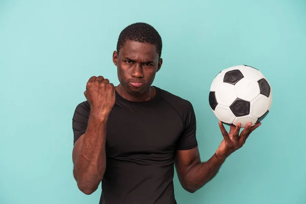 Joven Hombre Afroamericano Jugando Fútbol Aislado Sobre Fondo Azul Mostrando —  Fotos de Stock