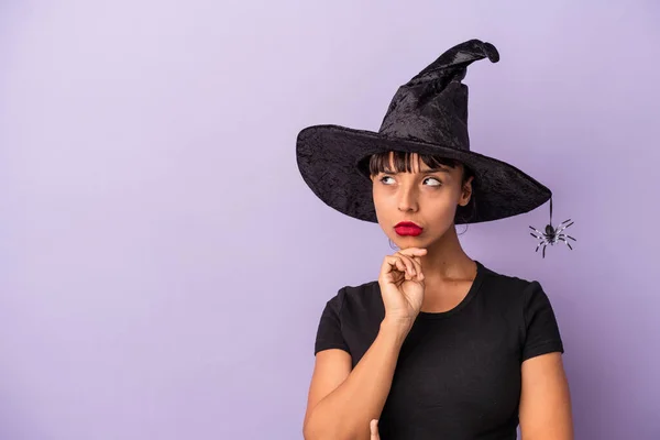 Mujer Joven Raza Mixta Disfrazada Bruja Aislada Sobre Fondo Púrpura —  Fotos de Stock