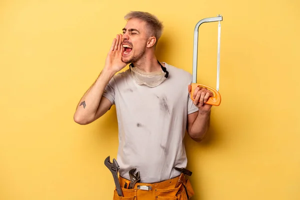 Jovem Eletricista Caucasiano Homem Isolado Fundo Amarelo Gritando Segurando Palma — Fotografia de Stock