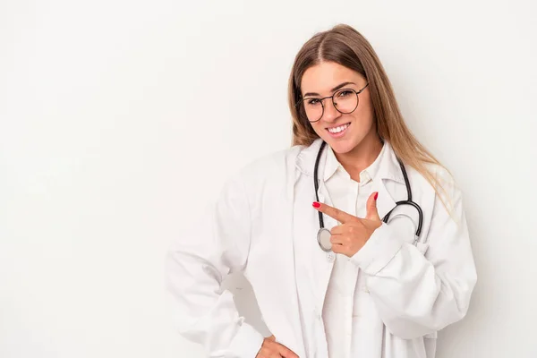 Giovane Medico Donna Russa Isolato Sfondo Bianco Sorridente Indicando Parte — Foto Stock