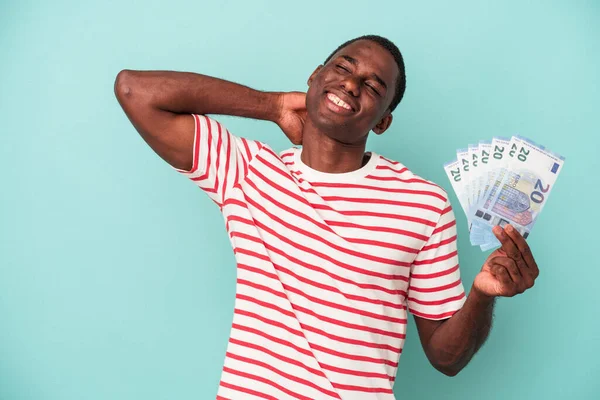 Joven Afroamericano Sosteniendo Billetes Banco Aislados Sobre Fondo Azul Tocando —  Fotos de Stock