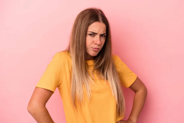 Giovane Donna Russa Isolata Sfondo Rosa Mostrando Gesto Timeout — Foto Stock