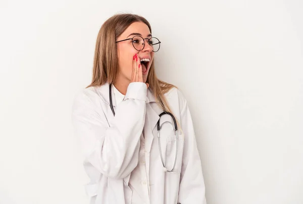 Giovane Medico Donna Russa Isolato Sfondo Bianco Gridando Tenendo Palmo — Foto Stock