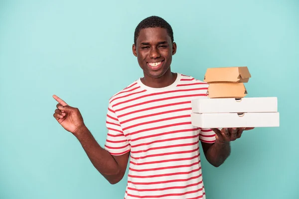 Jonge Afro Amerikaanse Man Die Pizza Hamburgers Geïsoleerd Houdt Een — Stockfoto