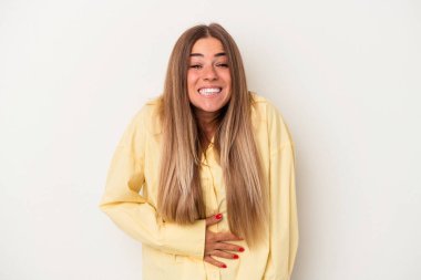 Beyaz arka planda izole edilmiş genç Rus kadın karnına dokunuyor, nazikçe gülümsüyor, yemek yiyor ve tatmin oluyor..