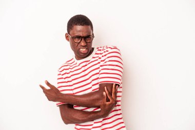 Genç Afro-Amerikalı adam beyaz arka planda izole edilmiş dirsek masajı yapıyor, kötü bir hareketin ardından acı çekiyor..