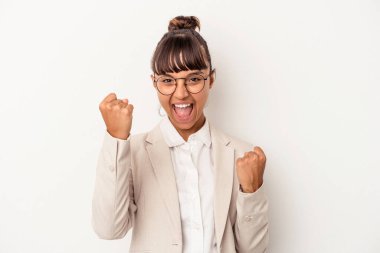 Genç melez kadın beyaz arka planda izole edilmiş tasasız ve heyecanlı bir şekilde tezahürat yapıyor. Zafer konsepti.