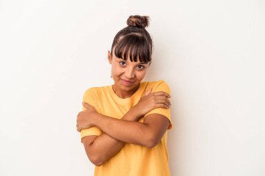 Genç melez kadın, beyaz arka planda izole edilmiş. Kucaklaşma, kaygısız gülümseme ve mutluluk..