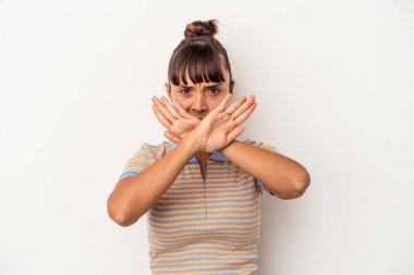 Beyaz arka planda izole edilmiş genç melez bir kadın inkar hareketi yapıyor.