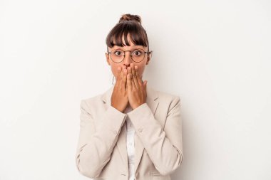 Beyaz arka planda izole edilmiş genç bir ırk kadını şok olmuş, ağzı ellerle kaplanmış, yeni bir şey keşfetmeye hevesli..