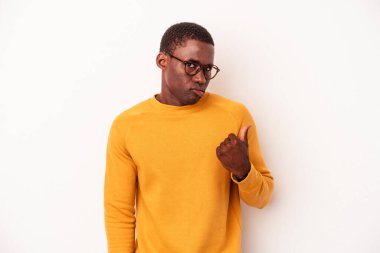 Beyaz arka planda izole edilmiş genç Afrikalı Amerikalı adam işaret parmağıyla fotokopi alanını işaret ederek şok oldu..