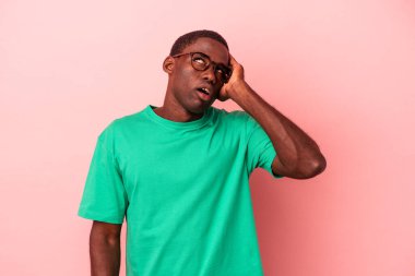 Pembe arka planda izole edilmiş genç Afrikalı Amerikalı adam şoka uğruyor, önemli bir toplantıyı hatırlıyor..