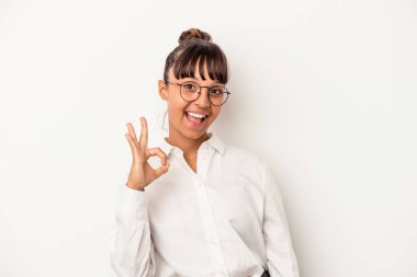 Genç melez iş kadını beyaz arka planda izole edilmiş neşeli ve kendinden emin..