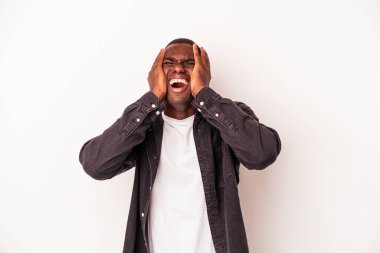 Genç Afrikalı Amerikalı, beyaz arka planda yalnız başına sızlanıyor ve ağlıyordu..