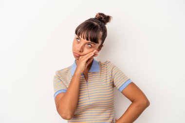 Beyaz arka planda izole edilmiş genç melez kadın tekrarlanan bir görevden yoruldu..