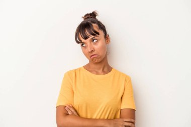 Beyaz arka planda izole edilmiş genç melez kadın tekrarlanan bir görevden yoruldu..