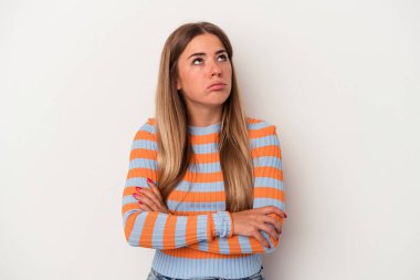 Beyaz arka planda izole edilmiş genç Rus kadın tekrarlanan bir görevden yoruldu..