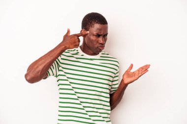 Beyaz arka planda izole edilmiş genç bir Afrikalı Amerikalı işaret parmağıyla hayal kırıklığı jesti yapıyor..