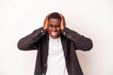 Genç Afrikalı Amerikalı adam beyaz arka planda izole edilmiş bağırıyor, çok heyecanlı, tutkulu, bir şeyden memnun..