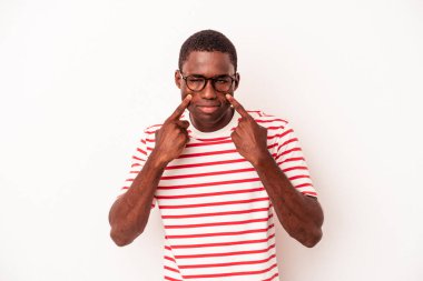 Beyaz arka planda izole edilmiş genç Afrikalı Amerikalı bir adam ağlıyor, bir şeyden memnun değil, ıstırap ve kafa karışıklığı konsepti..
