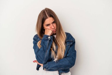 Beyaz arka planda izole edilmiş genç Rus kadın bir numarayı parmağıyla gösteriyor..