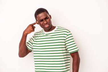 Genç Afrikalı Amerikalı adam beyaz arka planda izole edilmiş kulakları elleriyle kapatıyor..