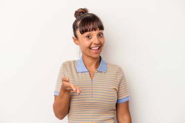 Beyaz arka planda izole edilmiş genç bir ırk kadını selamlama jesti olarak kameraya elini uzatıyor..