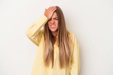 Beyaz arka planda izole edilmiş genç bir Rus kadın bir şeyi unutuyor. Alnına avuç içi ve kapalı gözlerle vuruyor..