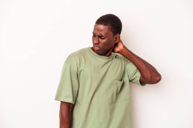 Beyaz arka planda izole edilmiş genç Afrikalı Amerikalı adam yorgun ve uykulu..