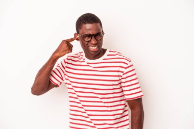 Genç Afrikalı Amerikalı bir adam beyaz arka planda izole edilmiş parmaklarıyla kulaklarını kapatan, yüksek sesli bir ortam tarafından stresli ve umutsuz..