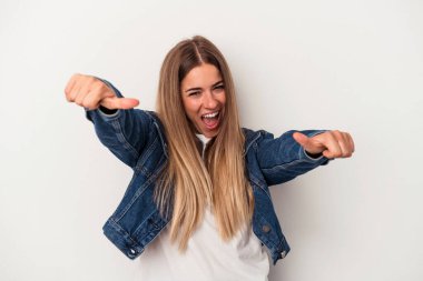 Beyaz arka planda izole edilmiş genç bir Rus kadın baş parmağını aşağı gösteriyor ve hoşlanmadığını ifade ediyor..