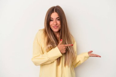 Beyaz arka planda izole edilmiş genç bir Rus kadın..