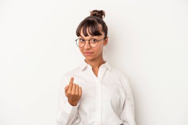 Genç melez iş kadını beyaz arka planda soyutlanmış, seni işaret ediyor sanki davet ediyormuş gibi..