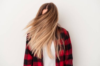 Genç Rus kadın beyaz arka planda yalnız dans ediyor ve eğleniyor..