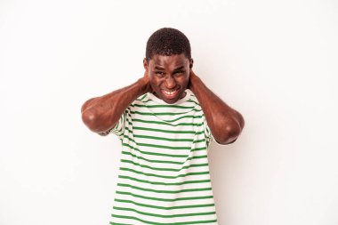 Genç Afrikalı Amerikalı adam beyaz arka planda izole edilmiş kafasının arkasına dokunuyor, düşünüyor ve bir seçim yapıyor..