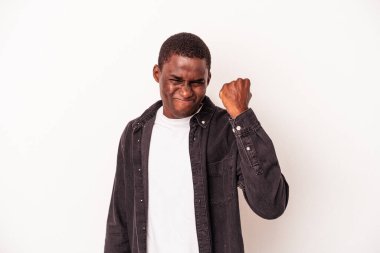 Beyaz arka planda izole edilmiş genç Afro-Amerikan adam kameraya yumruğunu gösteriyor, agresif yüz ifadesi..