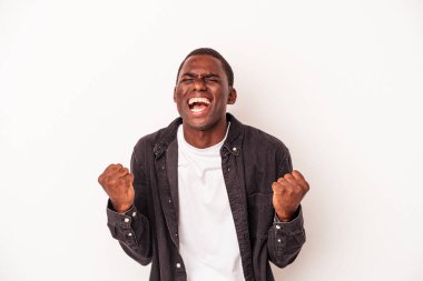 Genç Afrikalı Amerikalı adam beyaz arka planda izole edilmiş tasasız ve heyecanlı bir şekilde tezahürat yapıyor. Zafer konsepti.