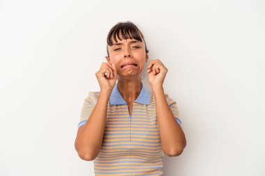 Genç melez kadın, beyaz arka planda yalnız başına sızlanıyor ve ağlıyordu..