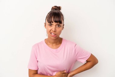 Beyaz arka planda karaciğer ağrısı çeken, karnı ağrıyan genç bir ırk..